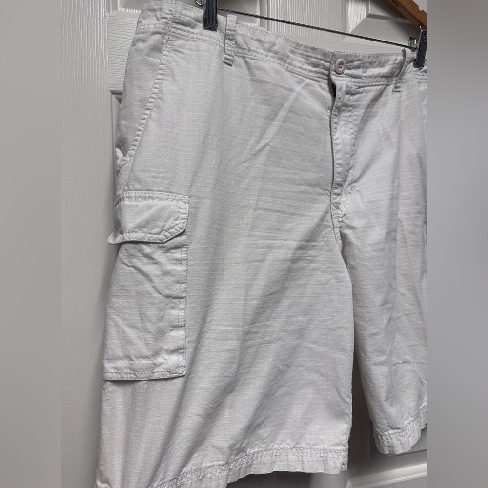 Mens Izod Cargo Khakis Size 38 - Picture 2 of 11